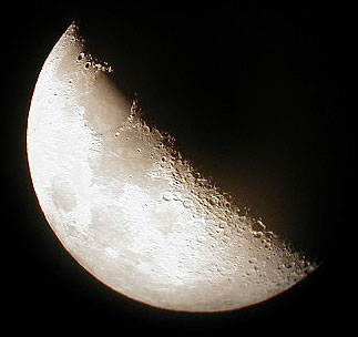 [デジカメでコリメート撮影した月の写真]